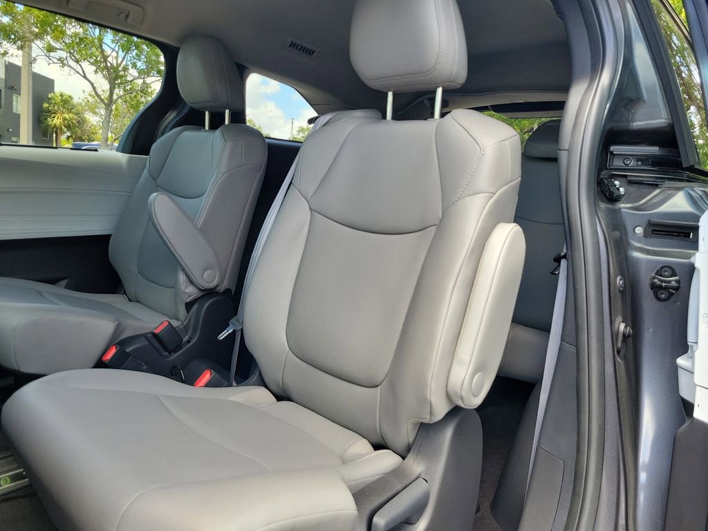 Used 2025 Toyota Sienna XLE FWD image 15