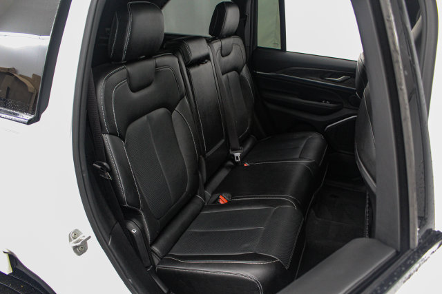 Used 2023 Jeep Grand Cherokee Overland AWD/4WD image 16