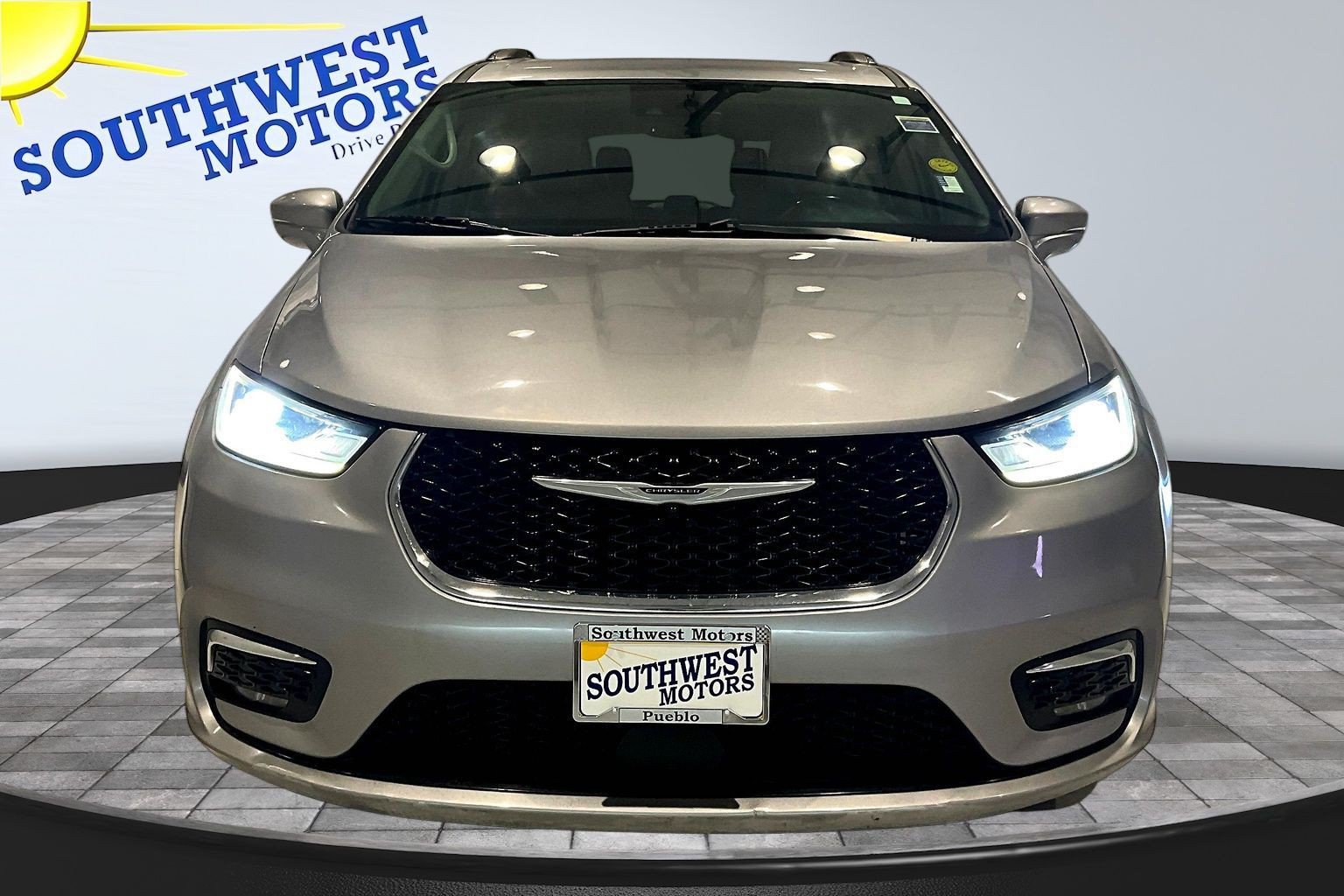 Used 2021 Chrysler Pacifica Touring-L FWD image 2