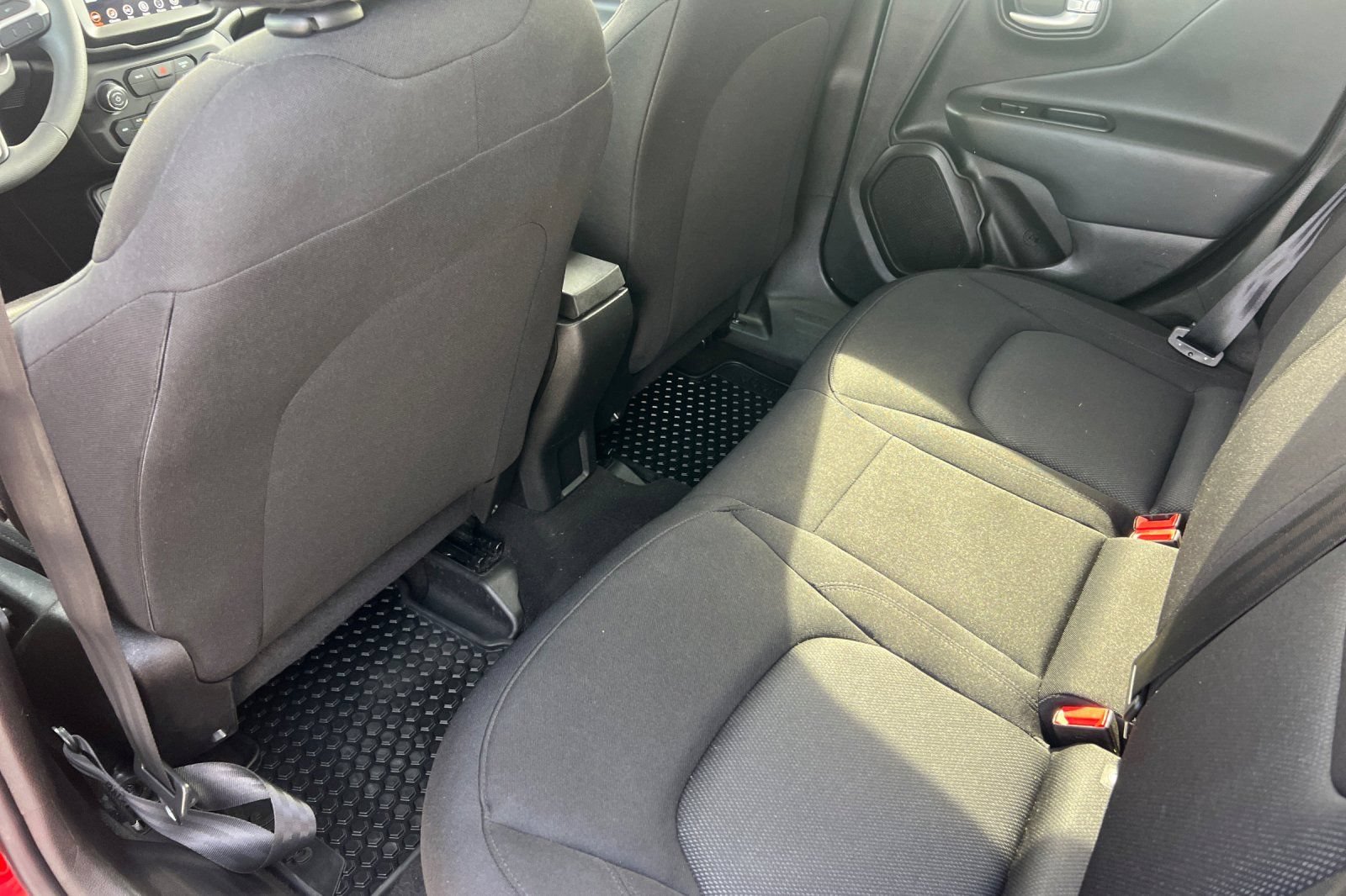 Used 2023 Jeep Renegade Latitude AWD/4WD image 16