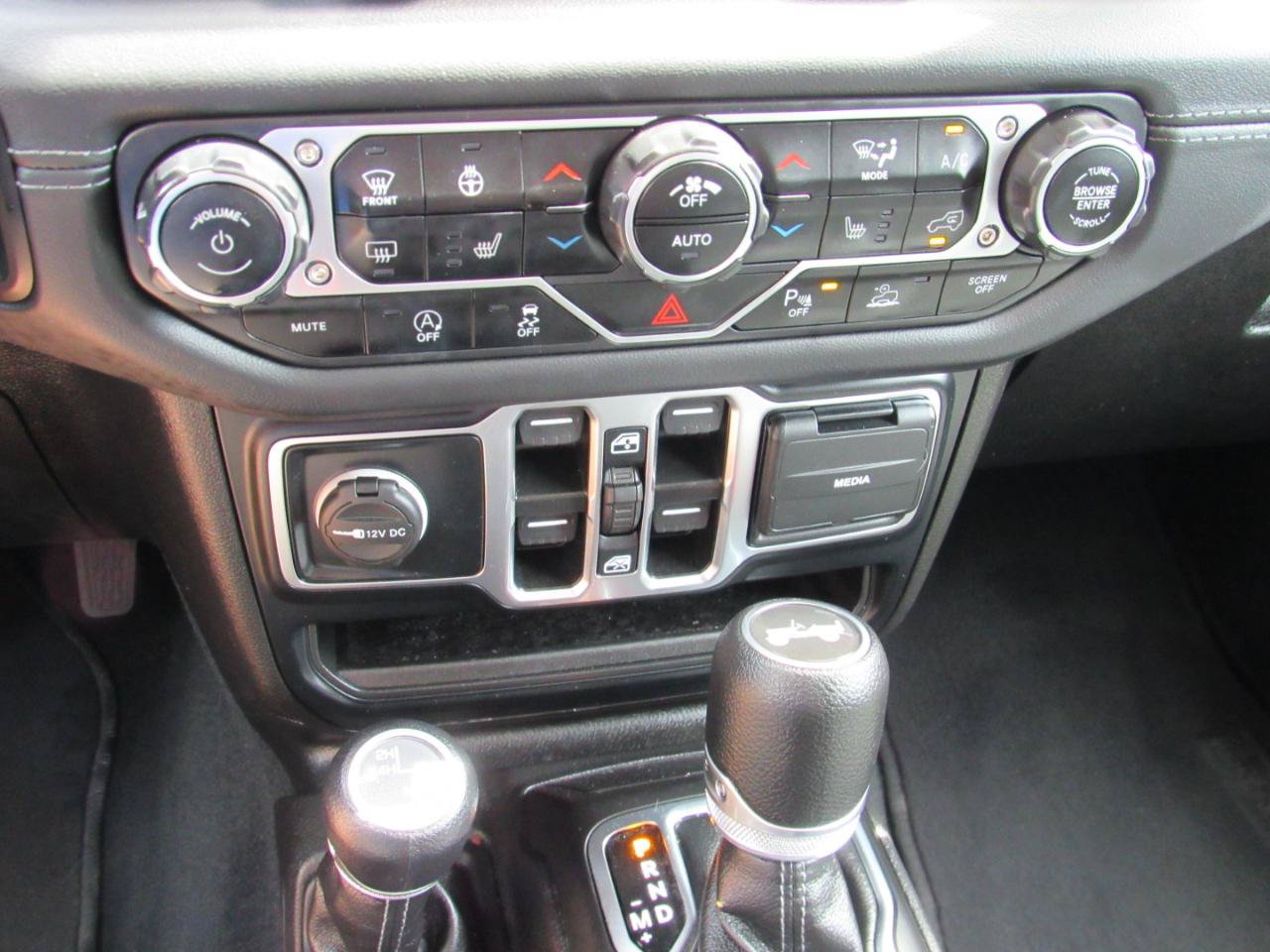 Used 2024 Jeep Wrangler Unlimited Sahara w/ Technology Group AWD/4WD image 26