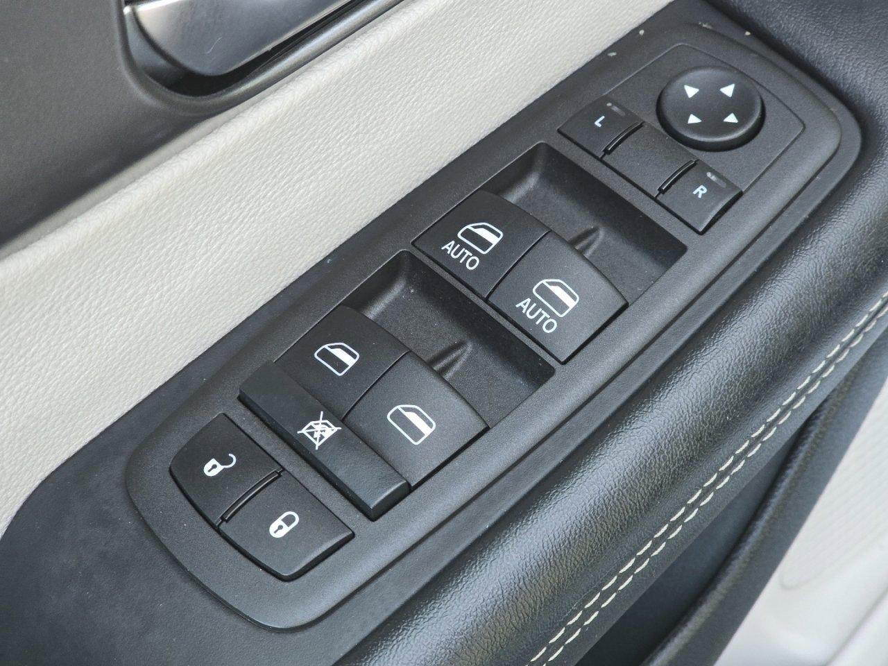 Used 2022 Chrysler Pacifica Touring-L image 24