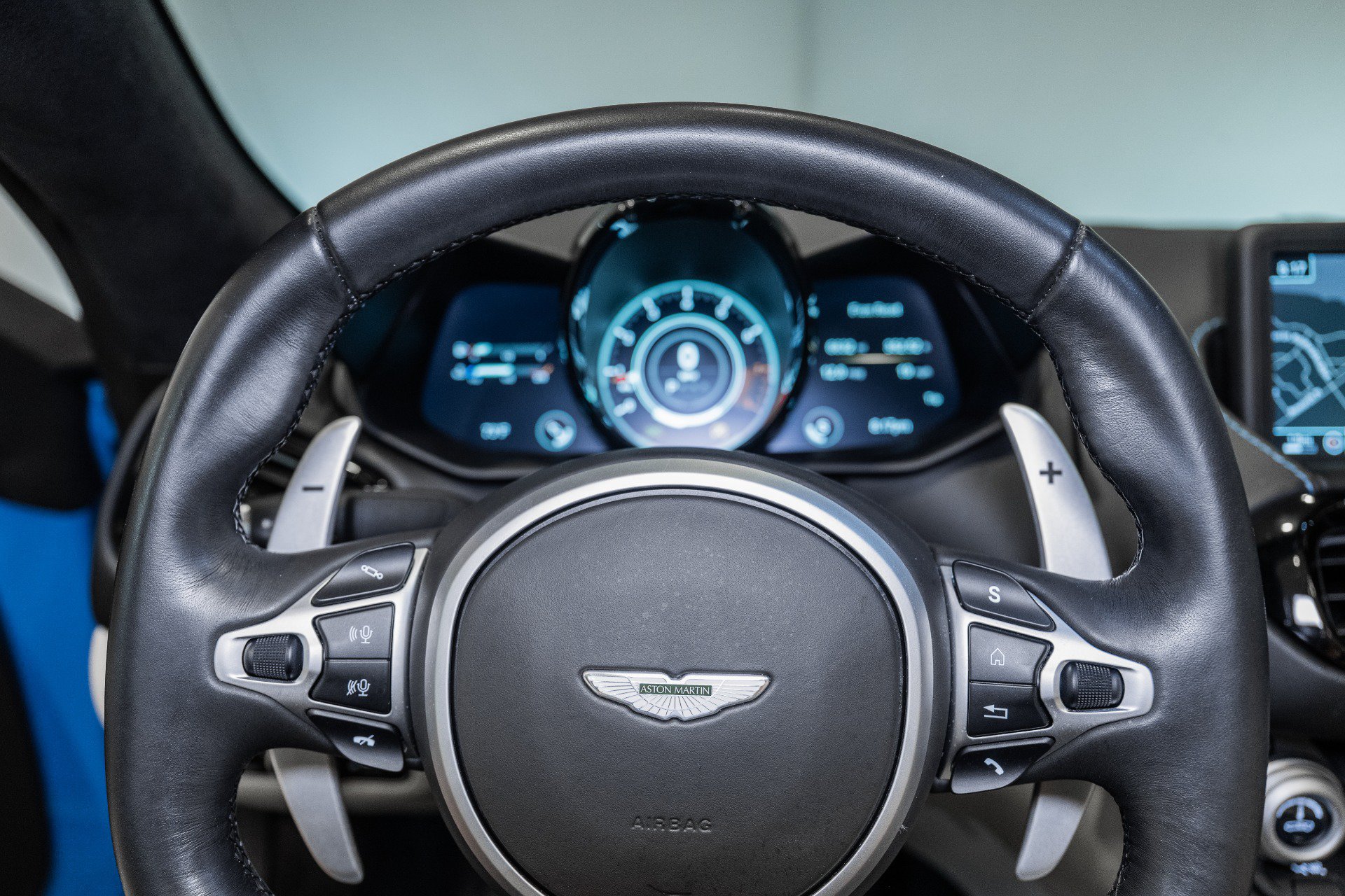 Used 2021 Aston Martin V8 Vantage Roadster RWD image 10