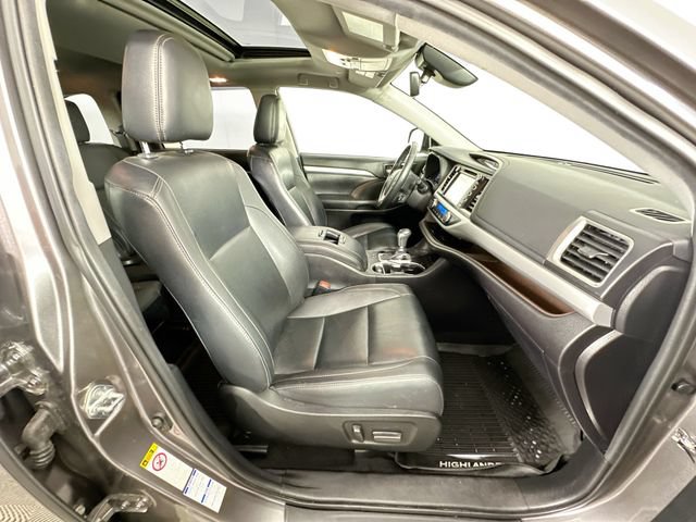 Used 2019 Toyota Highlander XLE AWD/4WD image 28