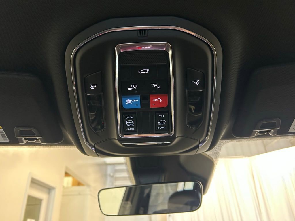 New 2025 Jeep Grand Cherokee Laredo image 17