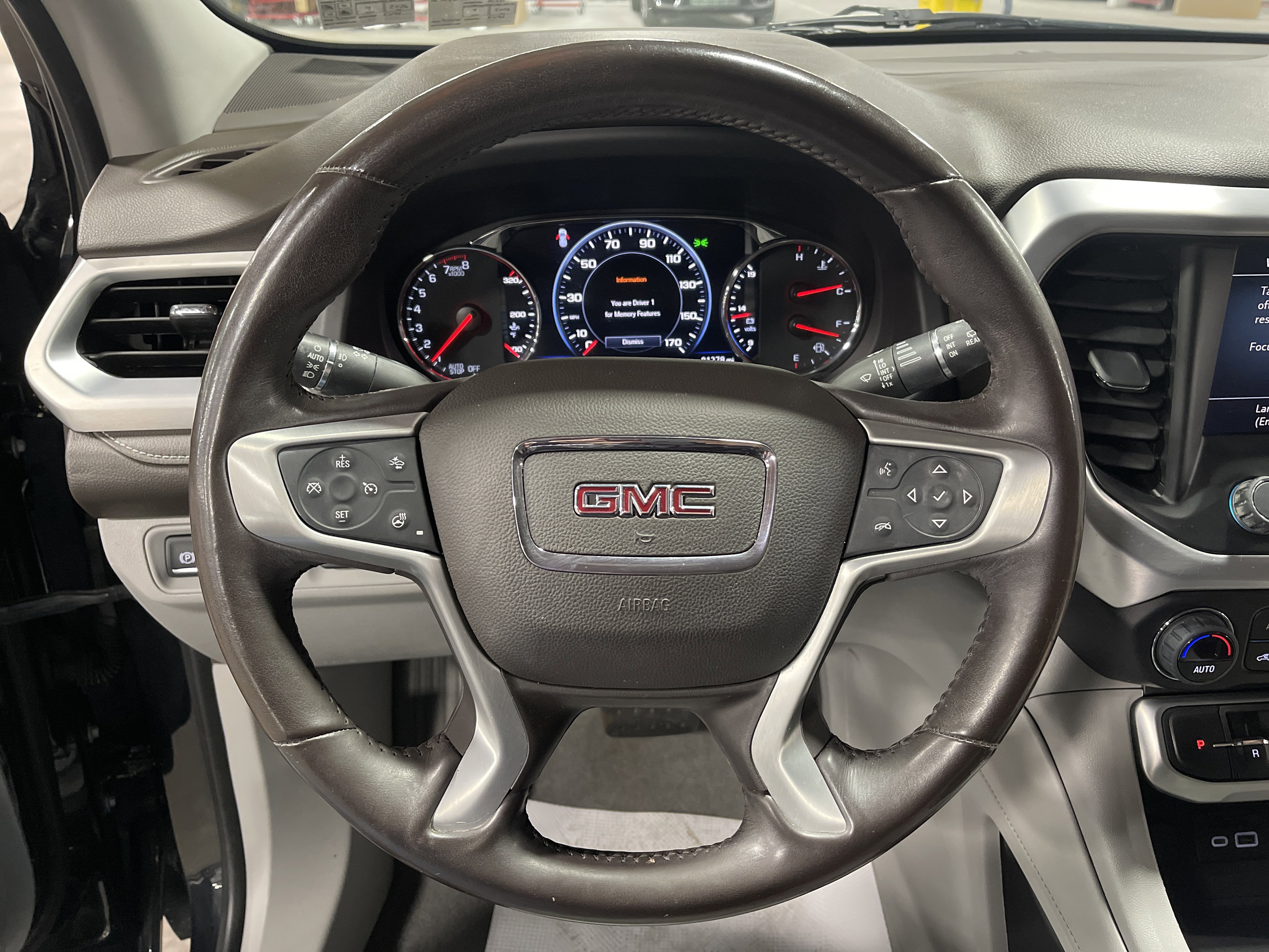 Used 2022 GMC Acadia SLT w/ Technology Package image 19