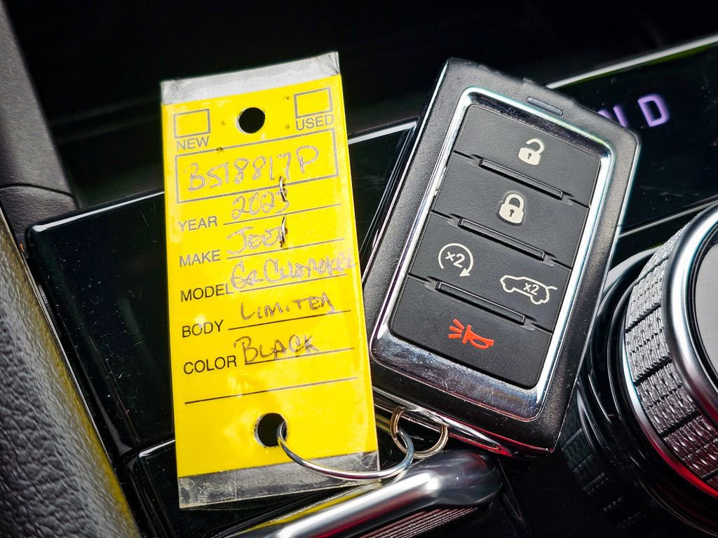 Used 2023 Jeep Grand Cherokee Limited w/ Black Appearance Package image 38