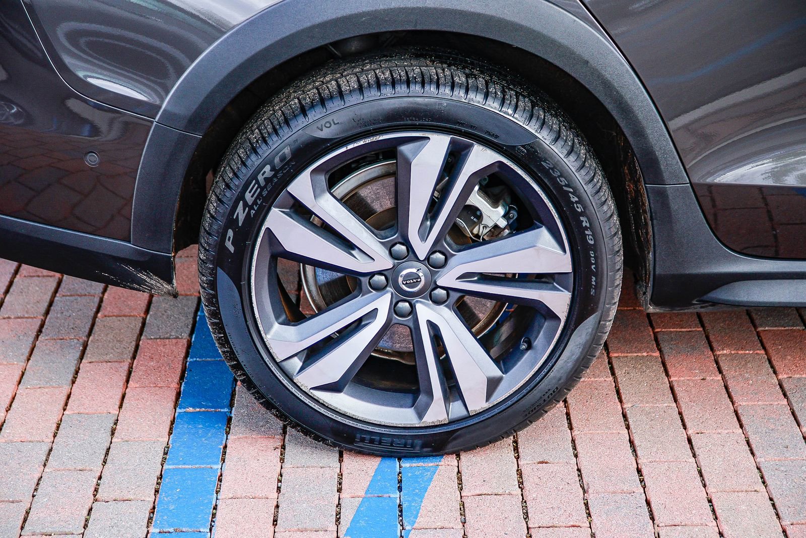 Used 2025 Volvo V60 B5 Cross Country Plus image 9