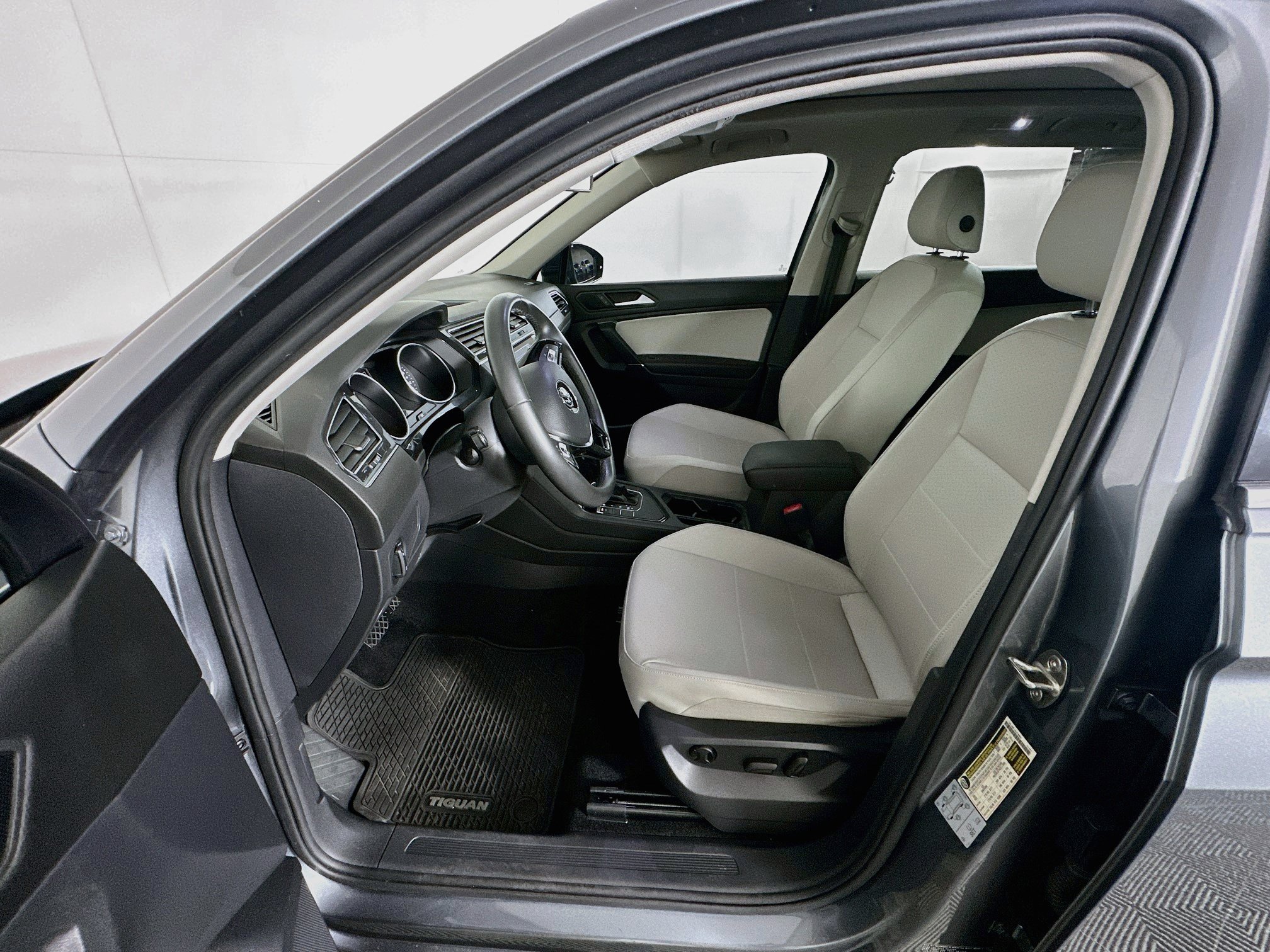 Used 2020 Volkswagen Tiguan SE w/ Panoramic Sunroof Package FWD image 13