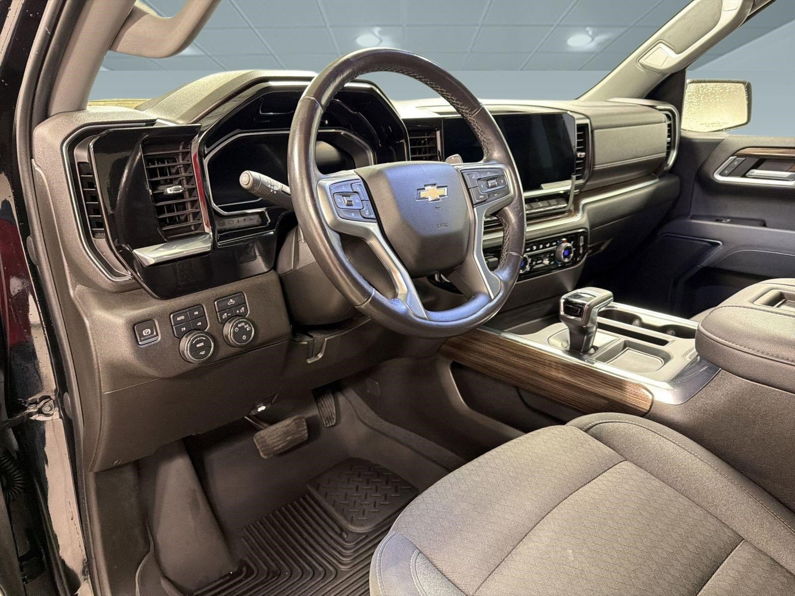 Used 2022 Chevrolet Silverado 1500 LT w/ Z71 Off-Road Package AWD/4WD image 3