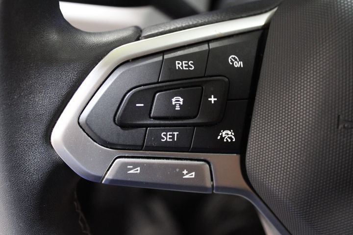 Used 2022 Volkswagen Taos SE w/ Panoramic Sunroof Package FWD image 36