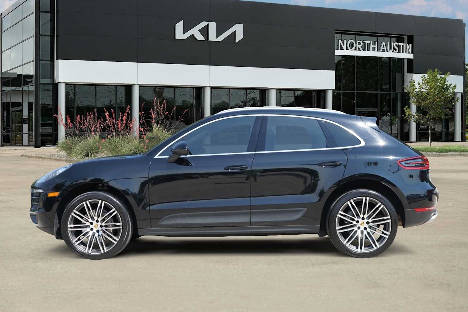 Used 2017 Porsche Macan S AWD/4WD image 3