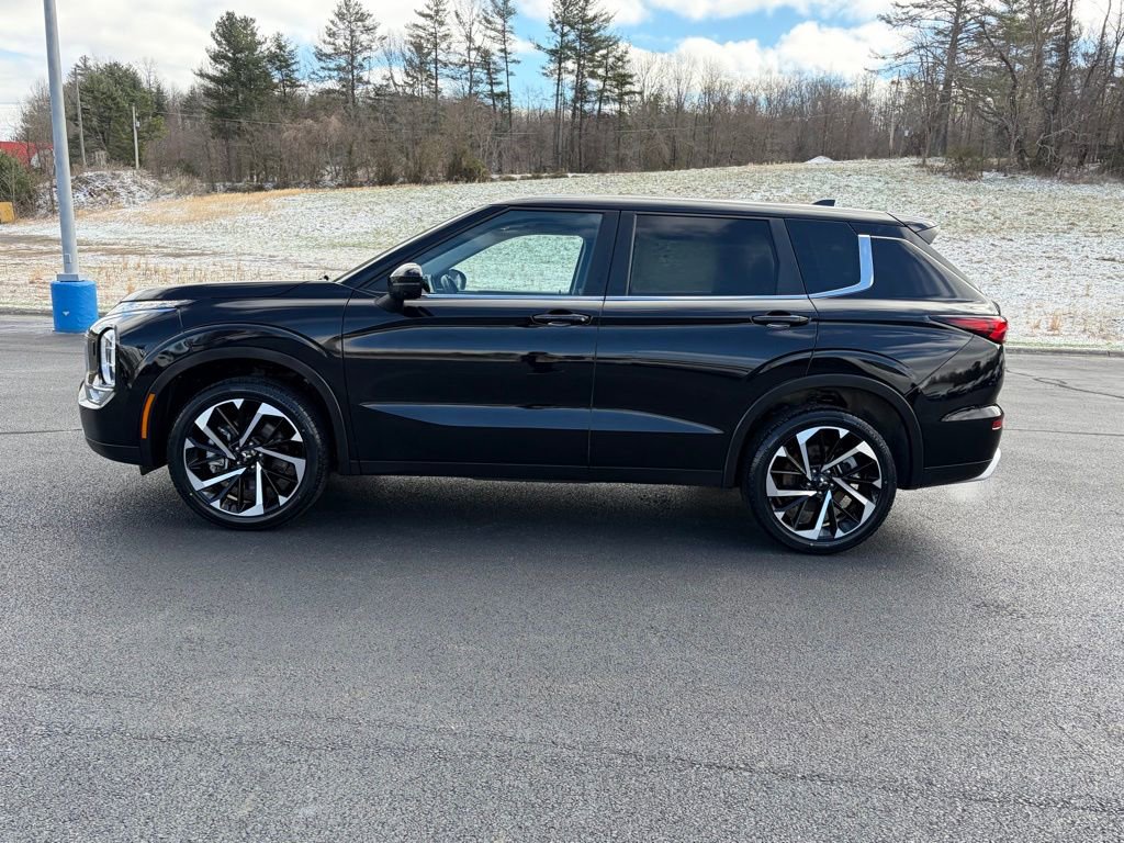 Used 2024 Mitsubishi Outlander SE AWD/4WD image 4