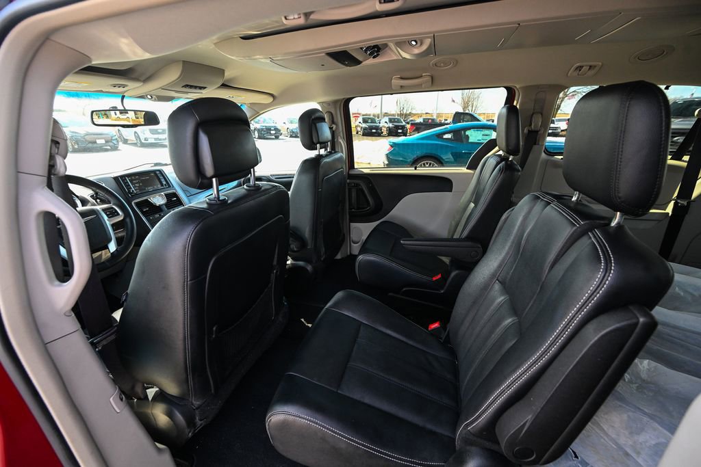 Used 2016 Chrysler Town & Country Touring w/ Driver Convenience Group image 22