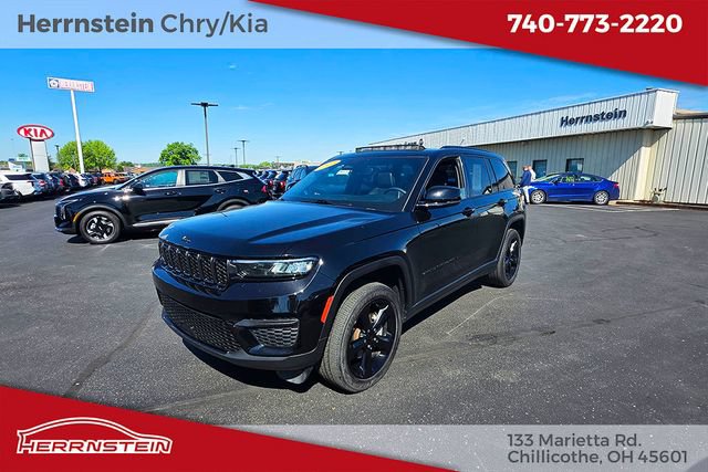 Used 2023 Jeep Grand Cherokee Altitude AWD/4WD image 3