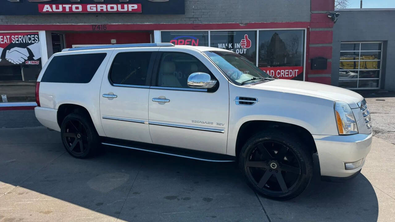 Used 2011 Cadillac Escalade ESV Luxury AWD/4WD image 3