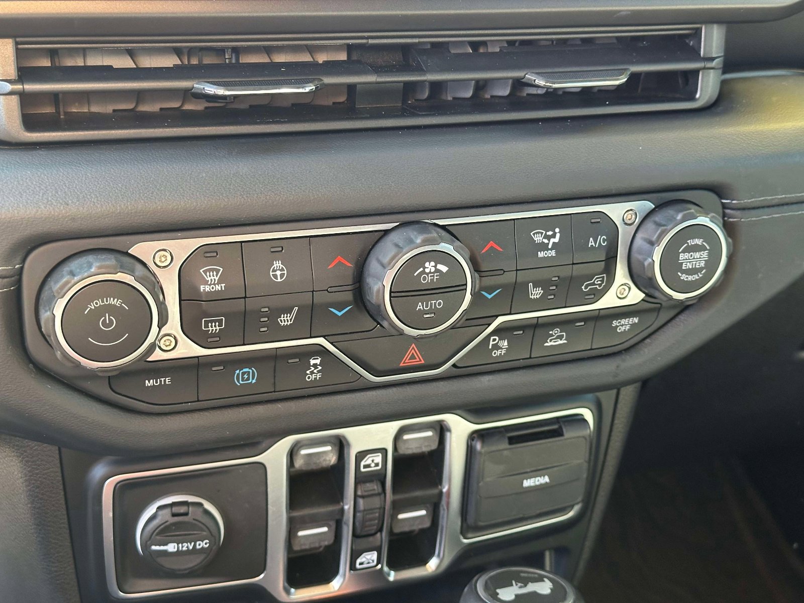 Used 2024 Jeep Wrangler High Altitude AWD/4WD image 30