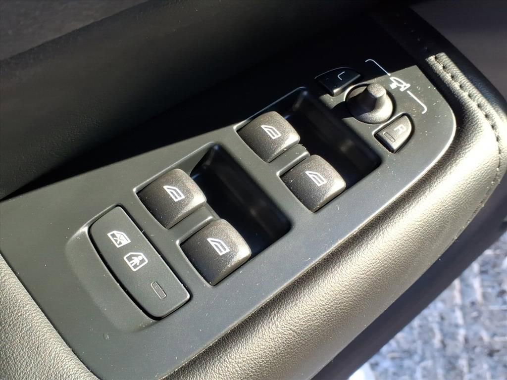 Used 2025 Volvo XC60 B5 Plus image 16