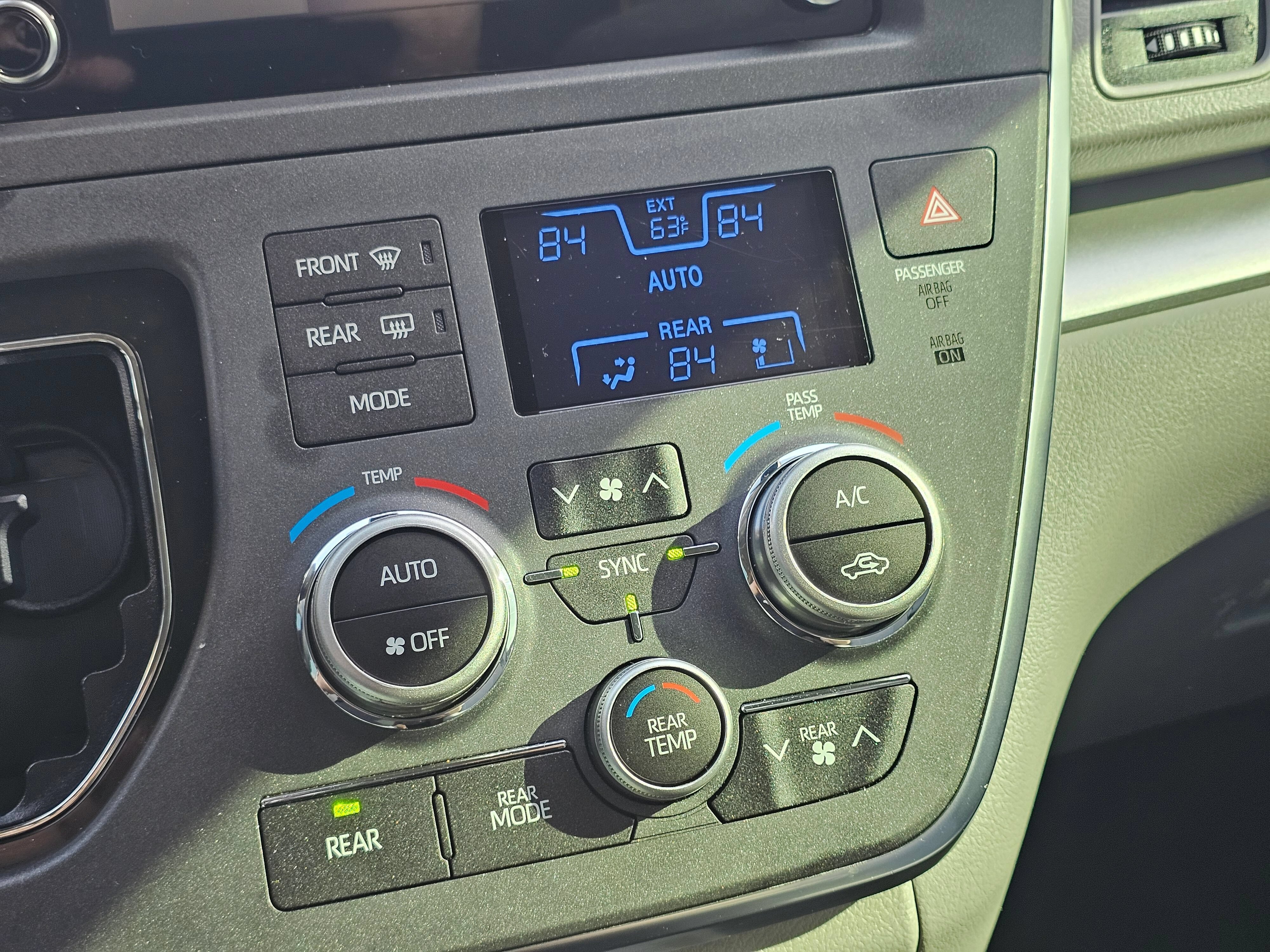 Used 2019 Toyota Sienna L w/ Carpet Mat Package FWD image 18
