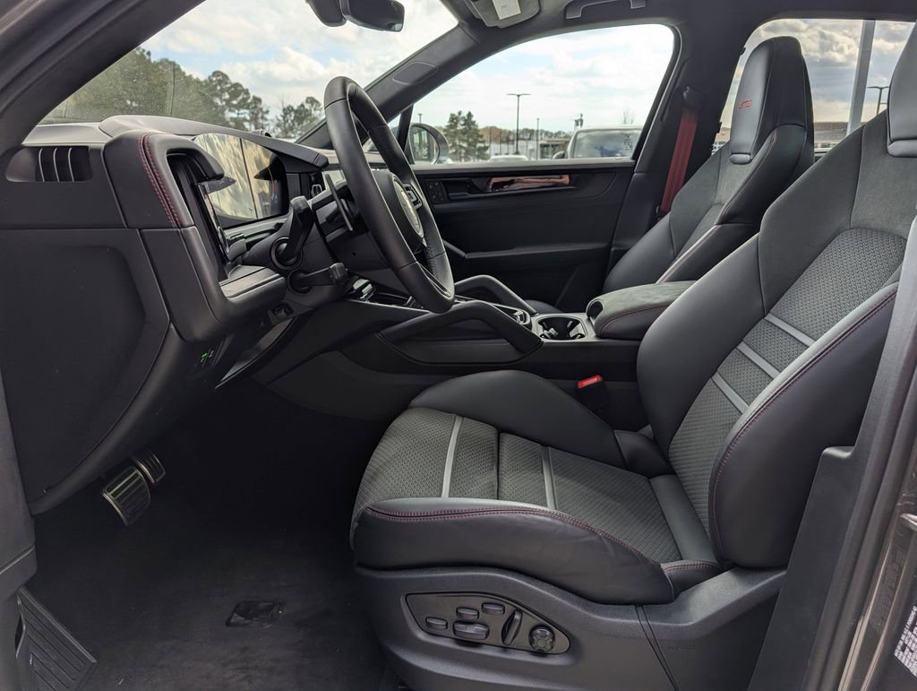 Certified 2025 Porsche Cayenne GTS image 17