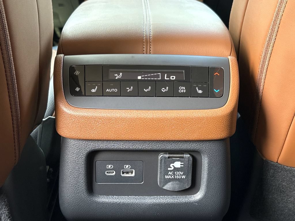 Used 2025 Nissan Pathfinder Platinum FWD image 29