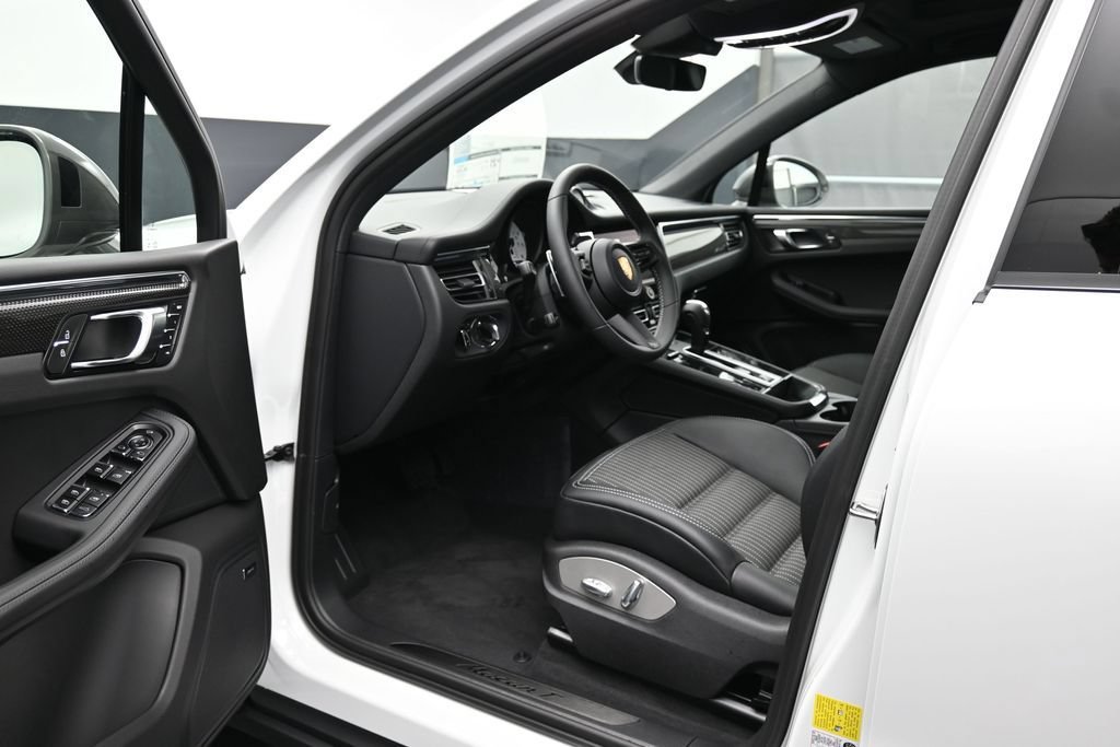 New 2026 Porsche Macan Turbo AWD/4WD image 4