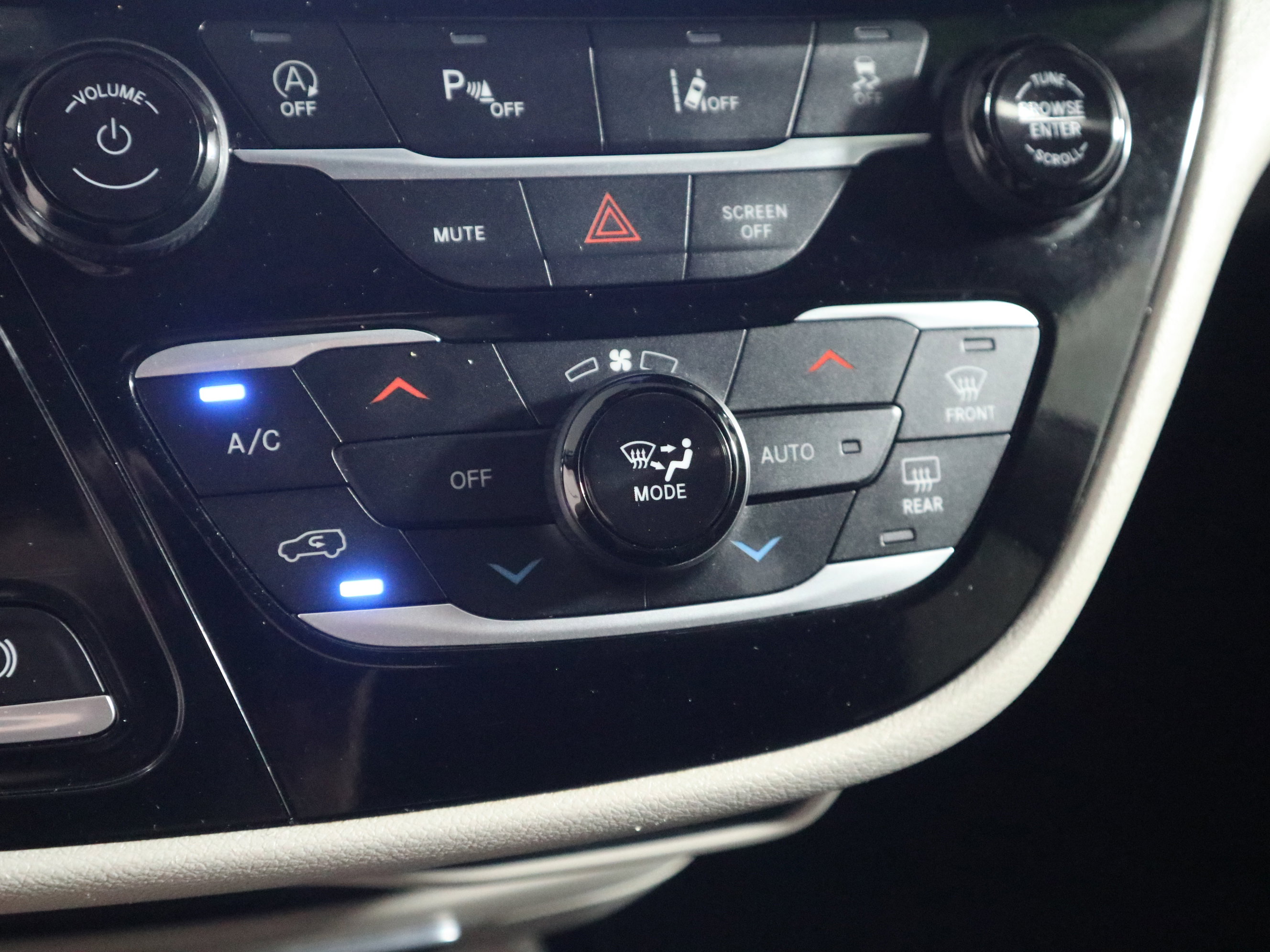 Used 2024 Chrysler Pacifica Touring-L FWD image 31