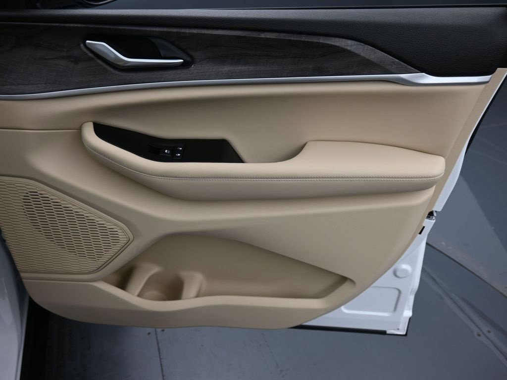 Used 2023 Jeep Grand Cherokee Limited image 17