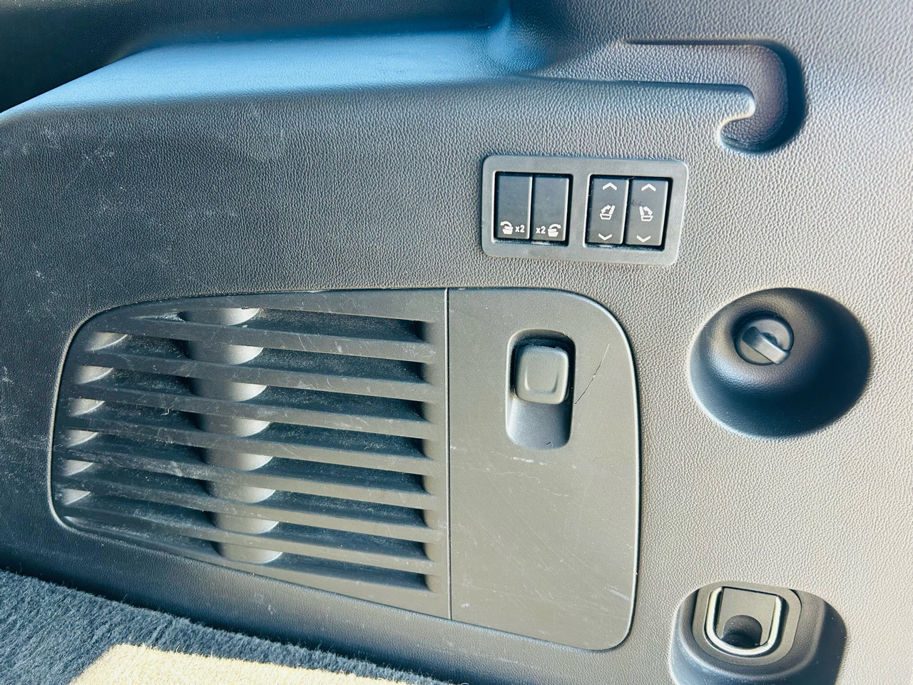 Used 2015 GMC Yukon XL Denali w/ Premium Package image 40