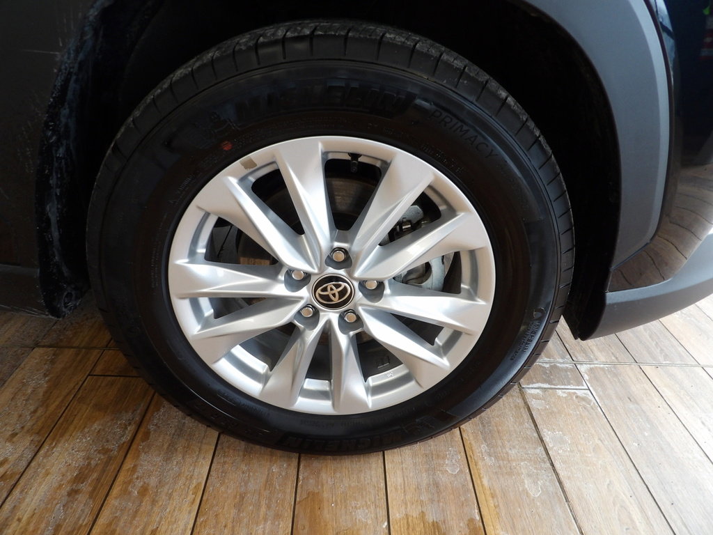 Used 2025 Toyota Corolla Cross LE image 4