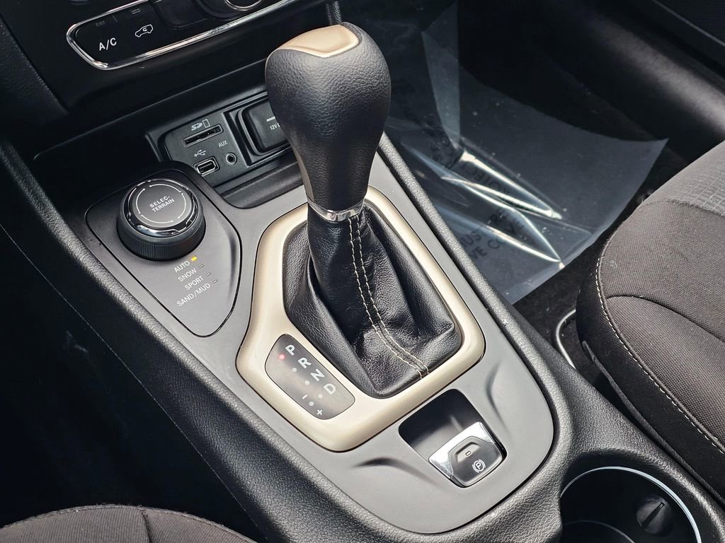 Used 2015 Jeep Cherokee Latitude w/ Cold Weather Group image 32