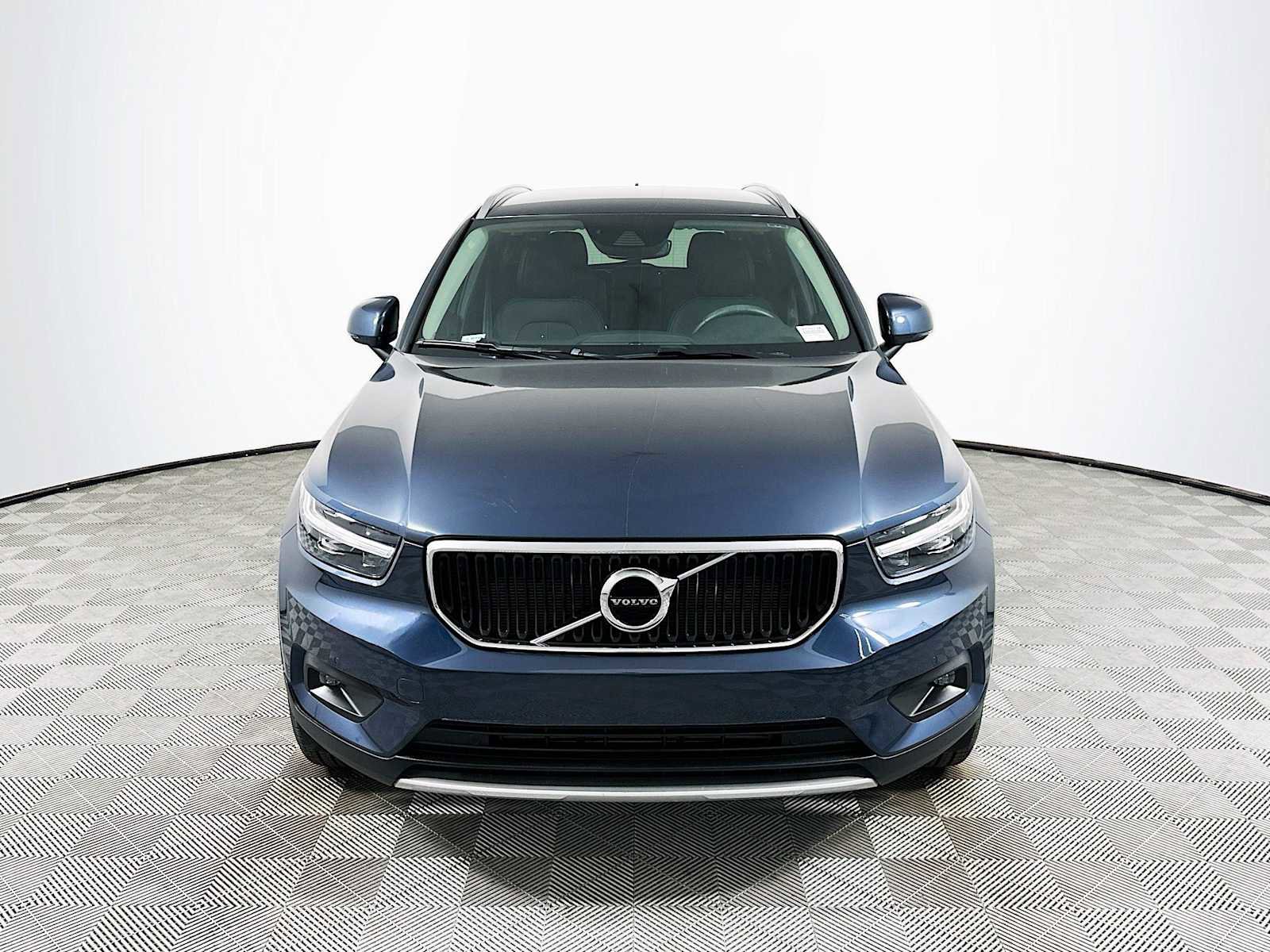 Used 2021 Volvo XC40 T5 Momentum w/ Premium Package image 2