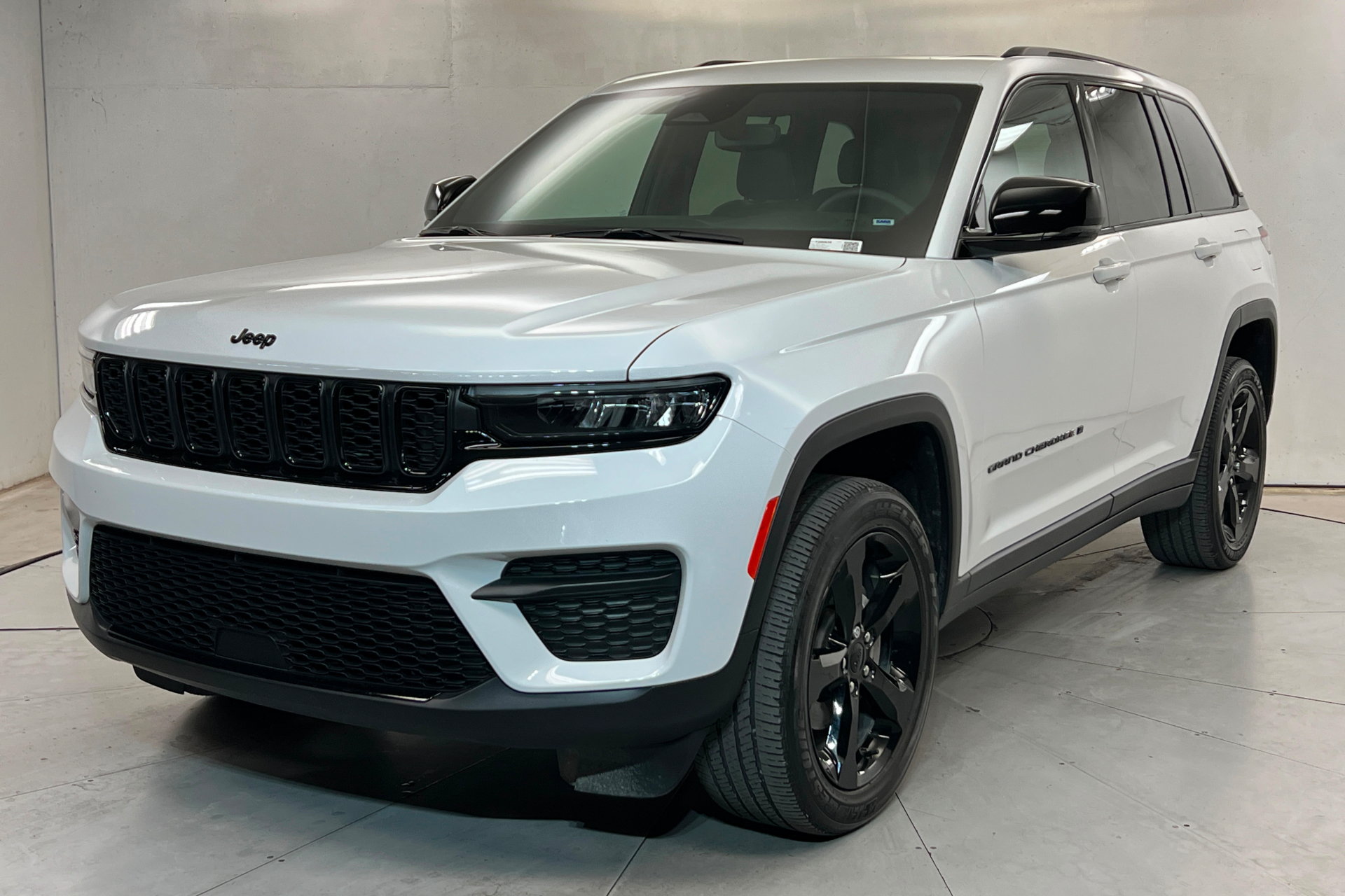 Certified 2023 Jeep Grand Cherokee Altitude AWD/4WD image 1