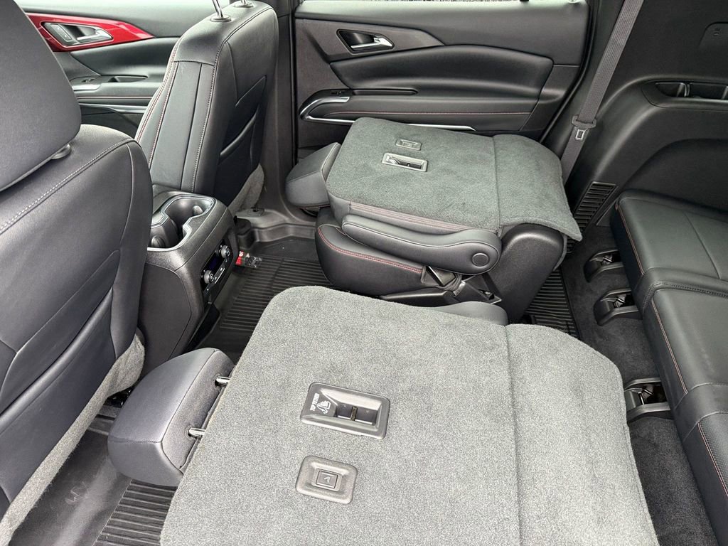 Used 2025 Chevrolet Traverse RS image 16