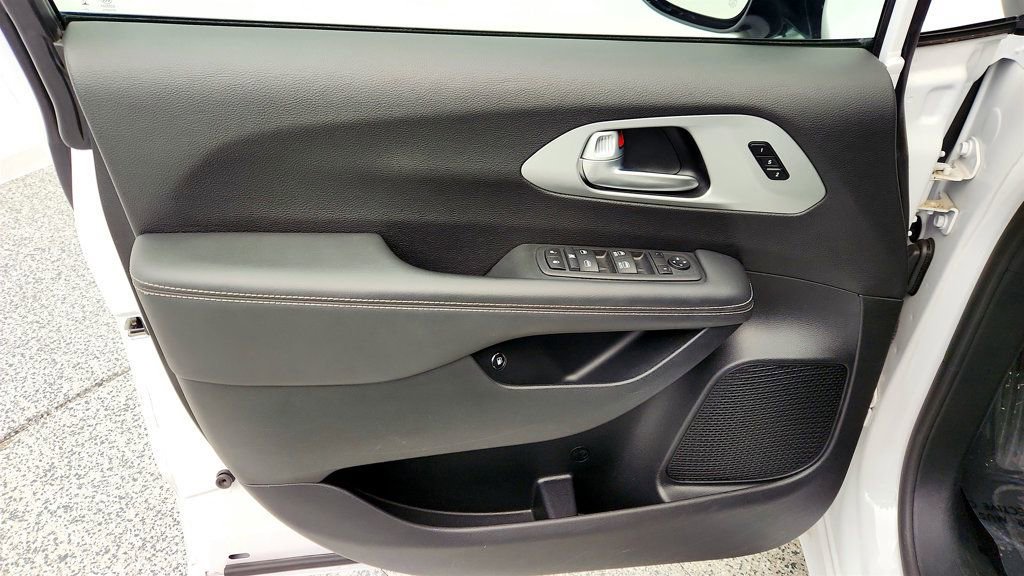 Used 2024 Chrysler Pacifica Limited FWD image 10