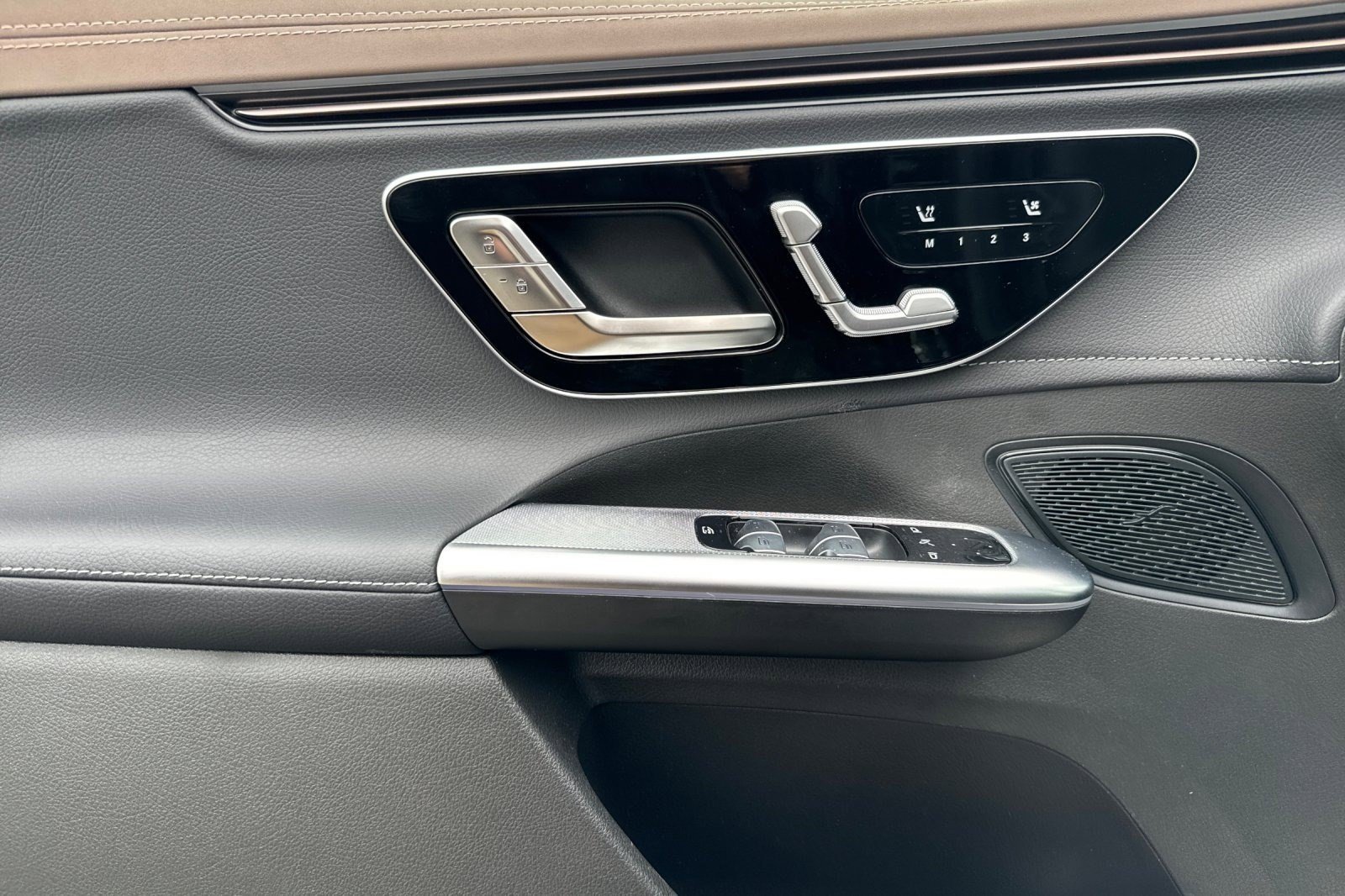 New 2026 Mercedes-Benz EQE 320 4MATIC SUV image 13