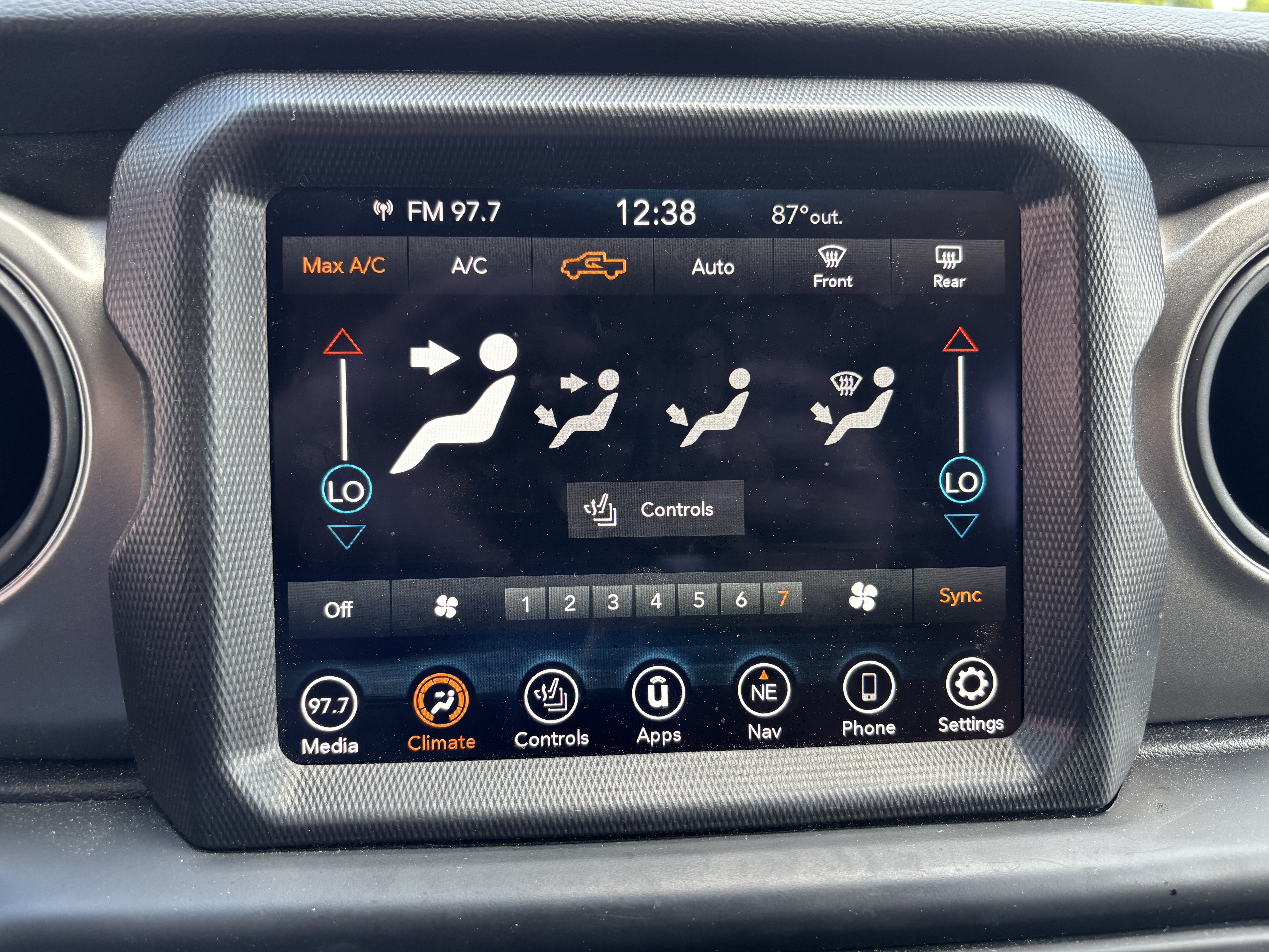 Used 2023 Jeep Gladiator Sport AWD/4WD image 25
