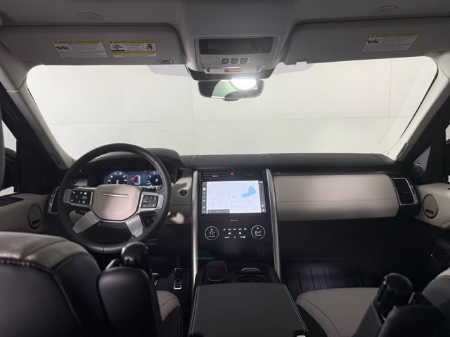 Used 2025 Land Rover Discovery Metropolitan Edition AWD/4WD image 27