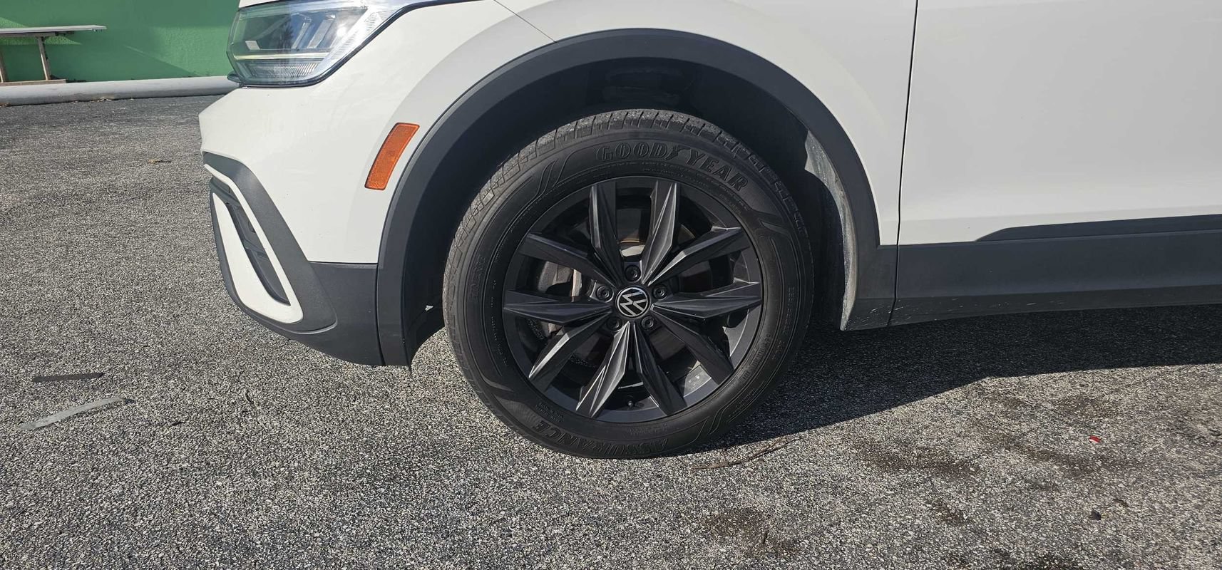 Used 2024 Volkswagen Tiguan SE w/ Panoramic Sunroof Package FWD image 9