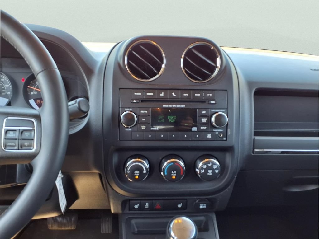 Used 2015 Jeep Patriot Latitude AWD/4WD image 16