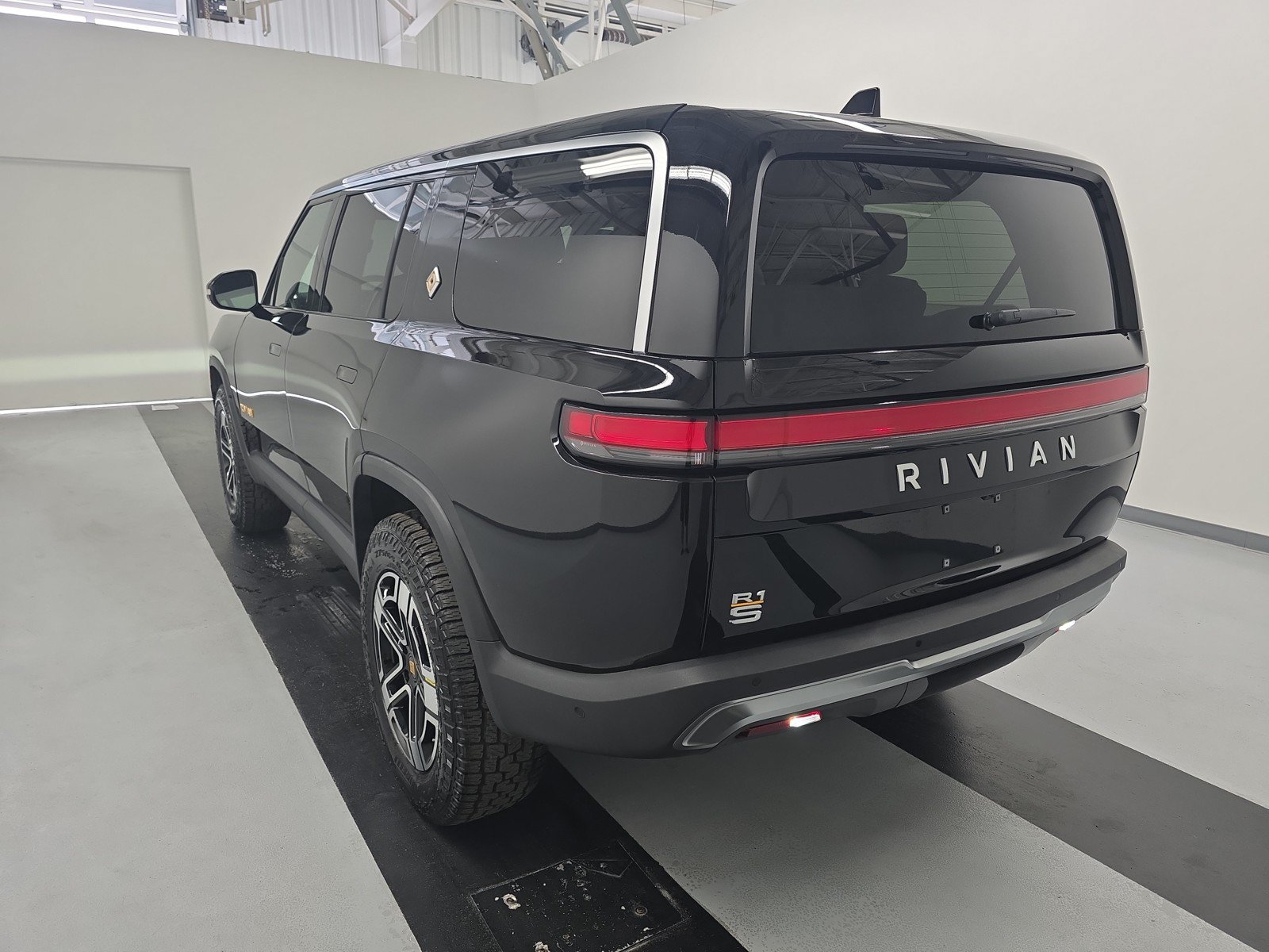 Used 2024 Rivian R1S Adventure AWD/4WD image 3