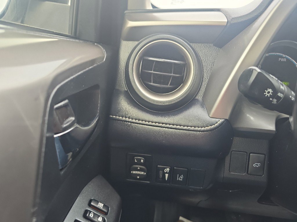 Used 2018 Toyota RAV4 XLE image 21