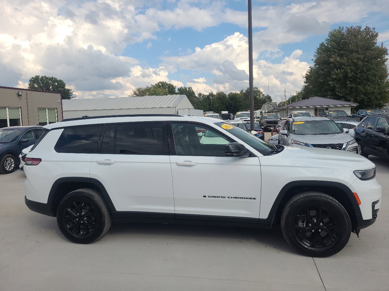 Used 2024 Jeep Grand Cherokee L Laredo image 5