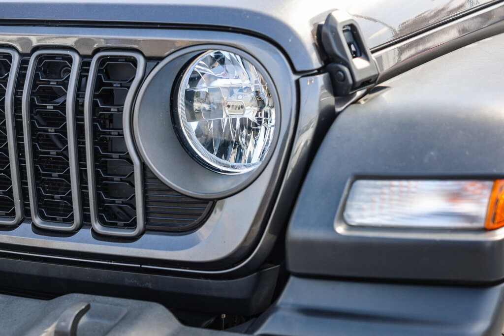 Used 2024 Jeep Wrangler Unlimited Sport AWD/4WD image 18