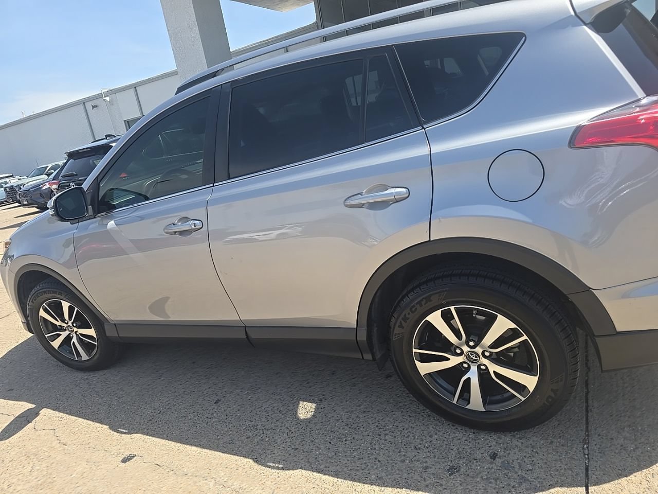 Used 2018 Toyota RAV4 XLE FWD image 7