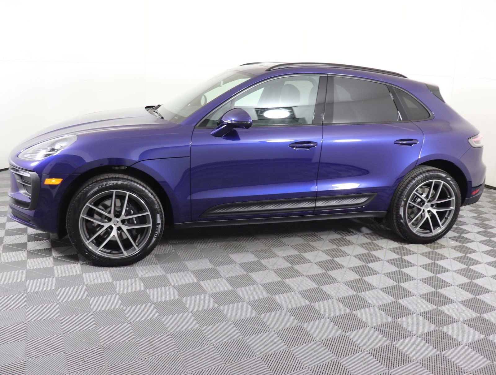 Certified 2025 Porsche Macan image 2