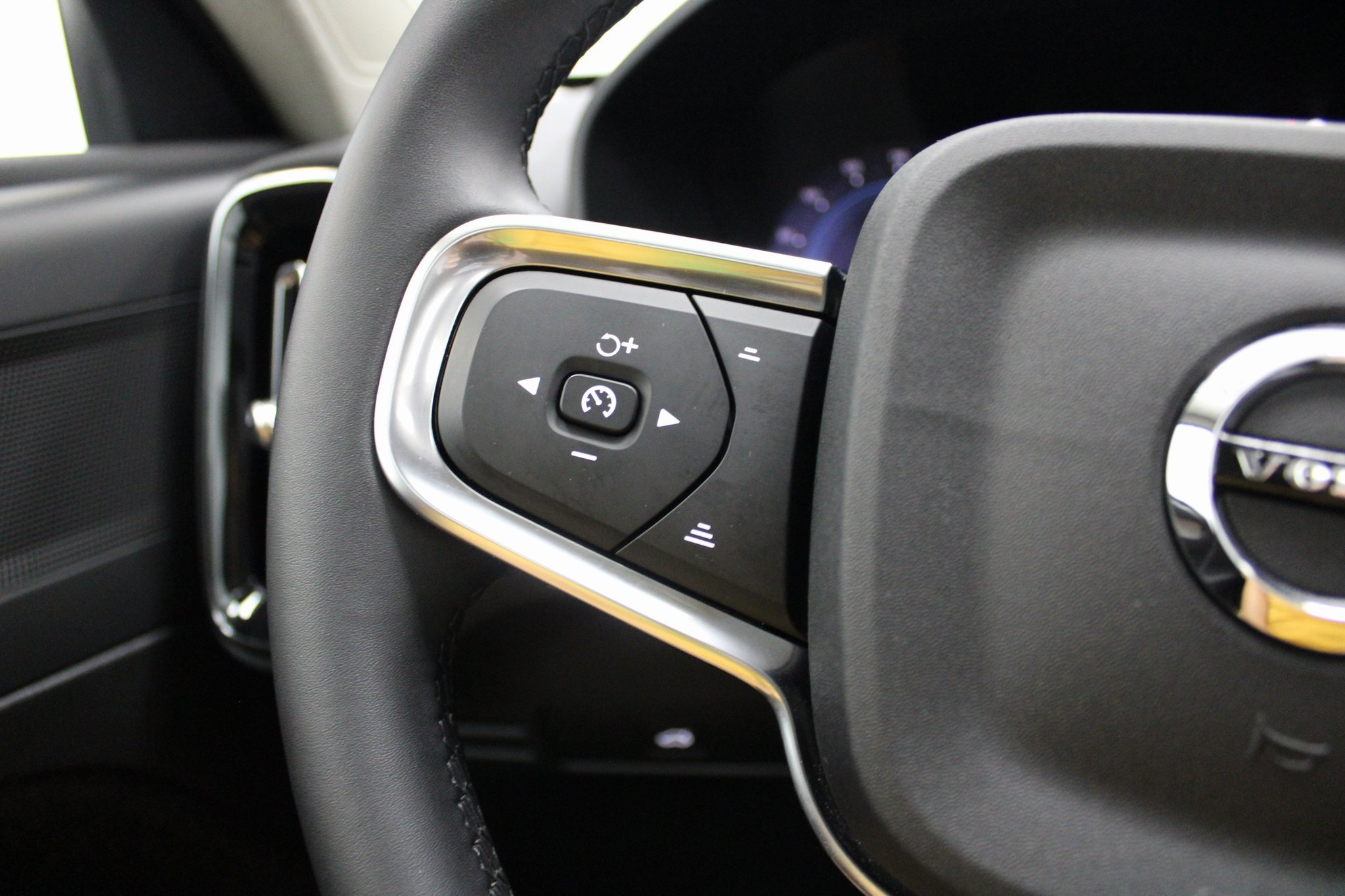 Used 2025 Volvo XC40 B5 Plus image 38