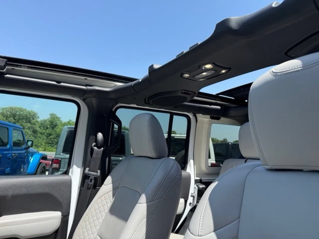 Used 2023 Jeep Wrangler Unlimited Sahara AWD/4WD image 15