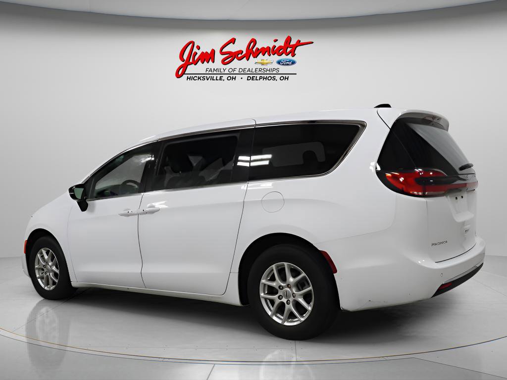 Used 2025 Chrysler Pacifica Select FWD image 3