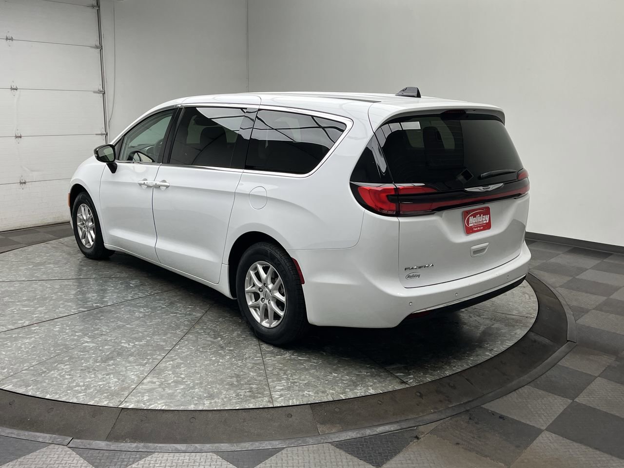 Used 2024 Chrysler Pacifica Touring-L image 2